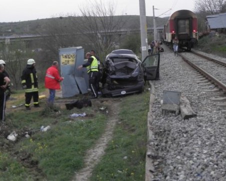 Влак блъсна кола на прелез, има пострадали