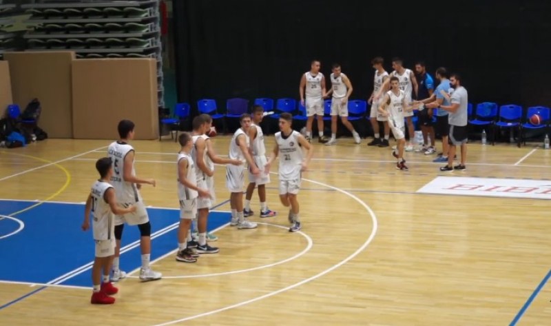 Младите баскетболисти на Академик с бронзовите медали от държавното