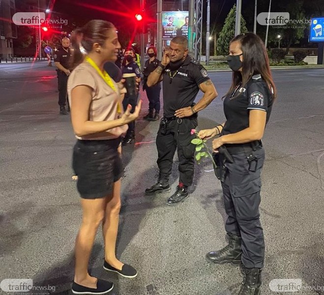 Роза за една от полицайките, задържаха протестиращ
