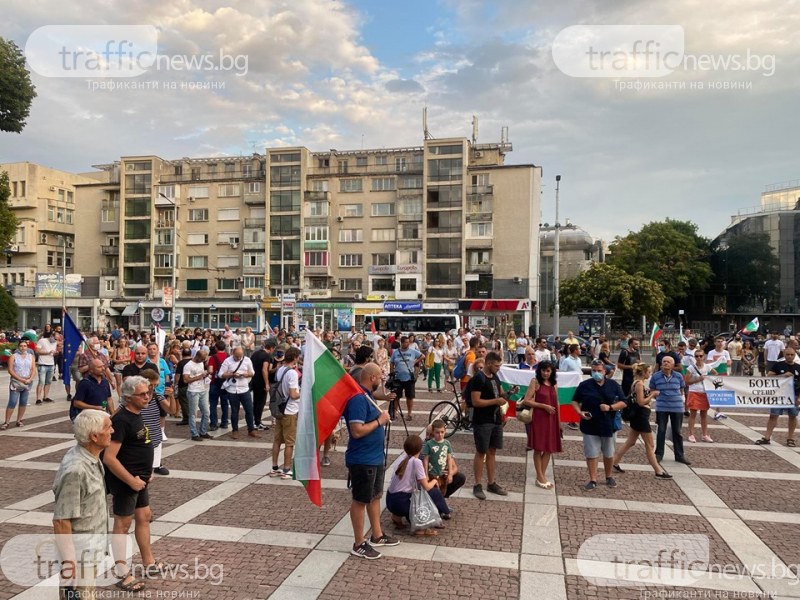 Свирят химна с тромпет на протеста в Пловдив