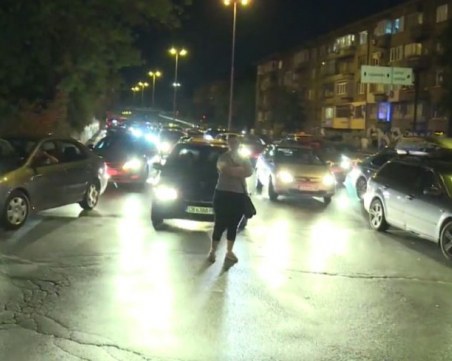 Нова транспортна блокада пред Румънското посолство, протестиращи и шофьори в сблъсък