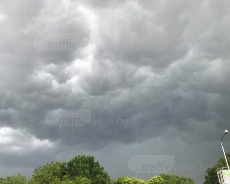 Порои и бури в едната част на България, в другата – слънце и силен вятър