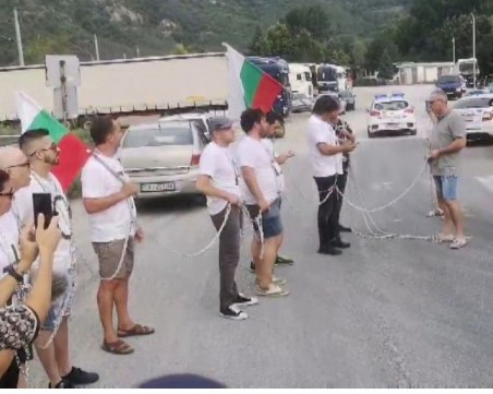 Протестиращи, хванати с вериги един за друг, опитаха да блокират пътя към Гърция