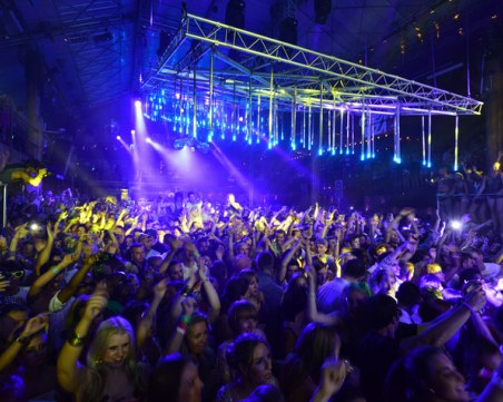 Затварят всички нощни клубове в Испания