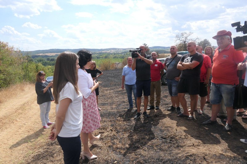 Министър Танев посети Хасковско след пожарите, обеща 400 хил. лева помощи за земеделците