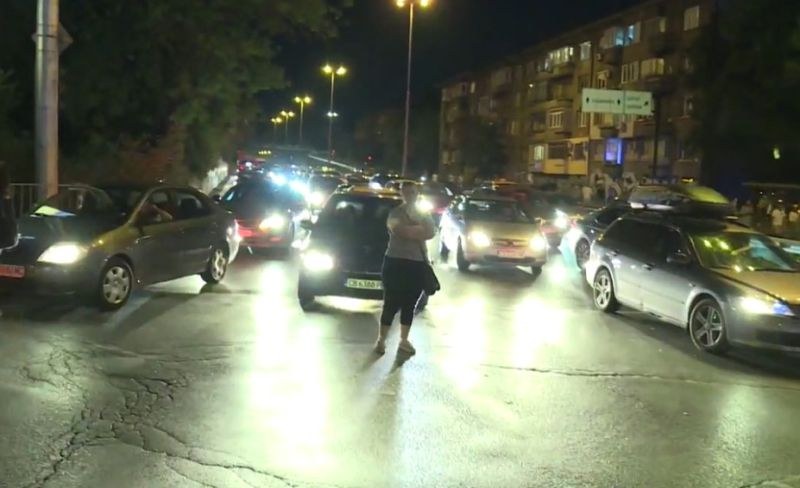 Нова транспортна блокада пред Румънското посолство, протестиращи и шофьори в сблъсък