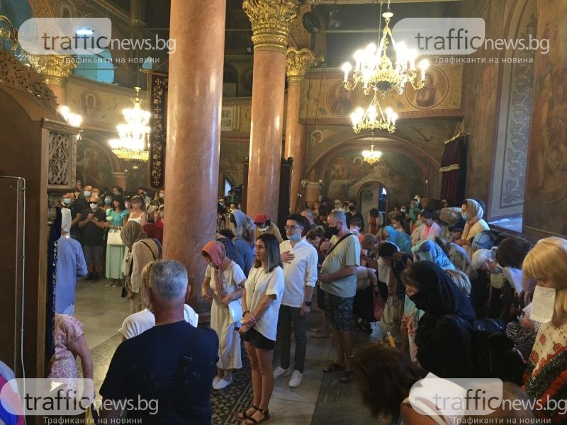 Пловдивчани изпълниха храма 