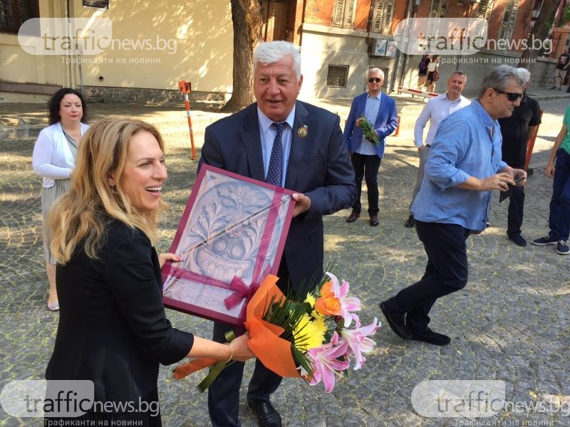 Зико посрещна именичката Марияна Николова с дърворезба и цветя