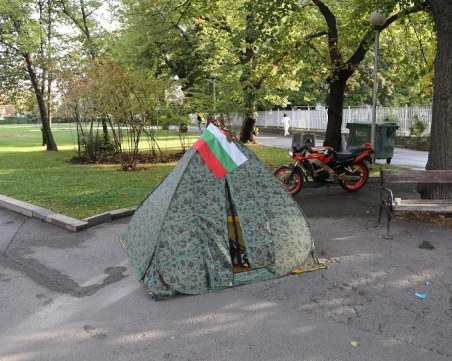 И медицинските сестри излизат на протест, правят палатков лагер пред здравното министерство