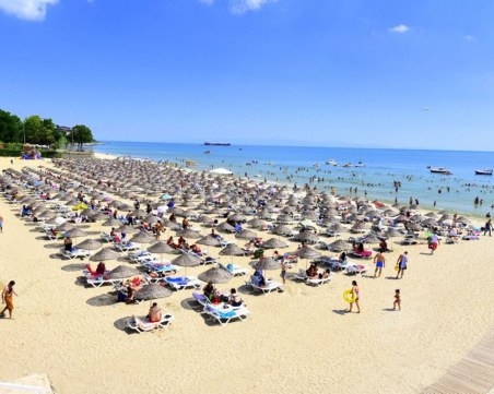 Плажовете в Истанбул пълни, чистят шезлонгите след всяко ползване
