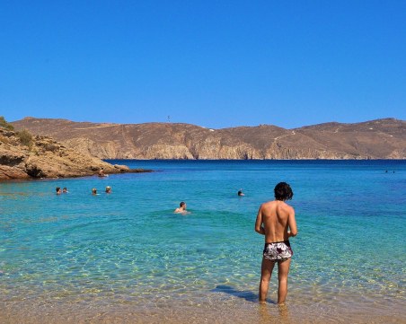 Туристи обикалят Миконос с бира от магазини, собственици на заведения бесни на правителството