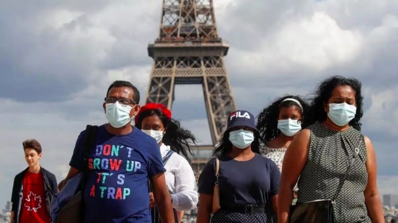 Франция връща част от мерките заради ръста на заразените, пускат служителите да работят у дома