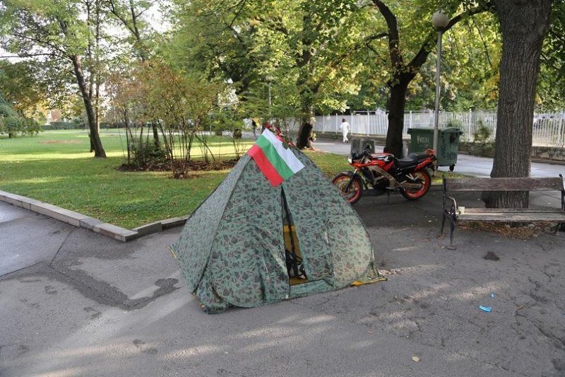 И медицинските сестри излизат на протест, правят палатков лагер пред здравното министерство