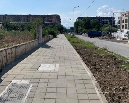Изградиха нов тротоар на улица, на която построиха редица жилищни комплекси