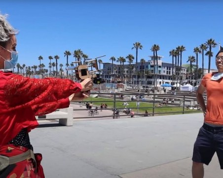 Изобретиха пистолет, който изстрелва предпазни маски