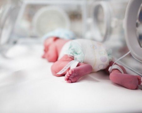 Новородено сватоса баща си