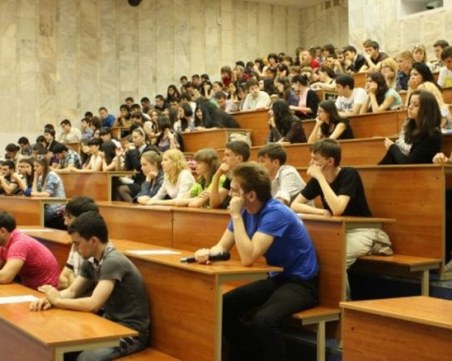 Увеличават студентските стипендии