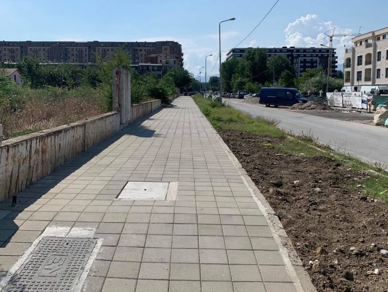 Изградиха нов тротоар на улица, на която построиха редица жилищни комплекси