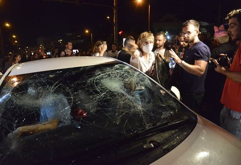 Протестиращи изпочупиха колата на майка с две деца