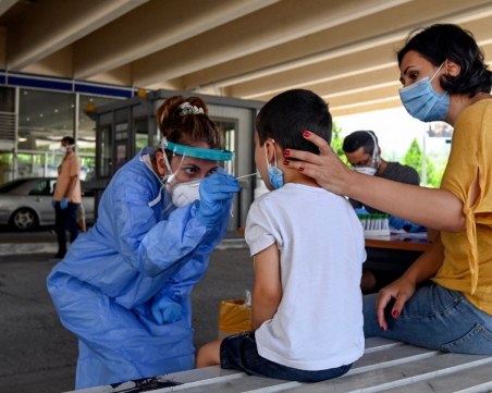 Гърция с нов антирекорд на заразени с COVID-19,  близо 15% са туристи