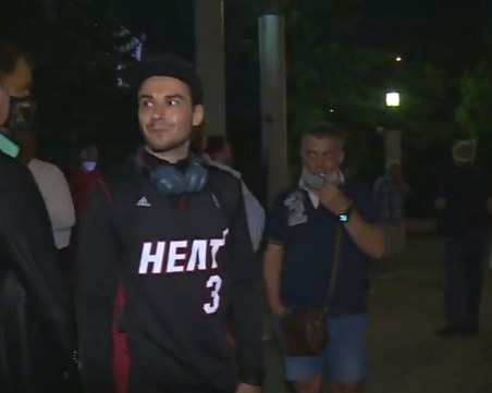 Контрапротестиращ: Против агресията сме! Радев на всички българи ли е президент, или само на протестиращите?