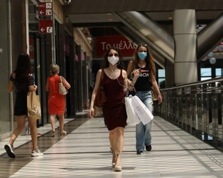 Маските стават задължителни на всички обществени места в Гърция