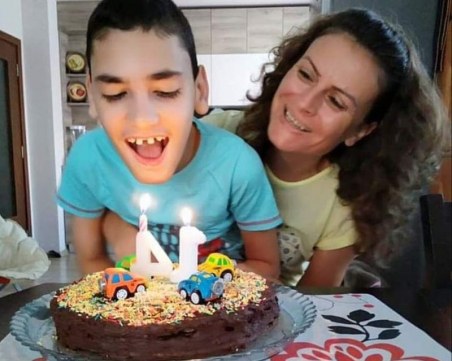 Мишо от Асеновград навърши 14 години, майка му си пожела да стъпи на крачетата си