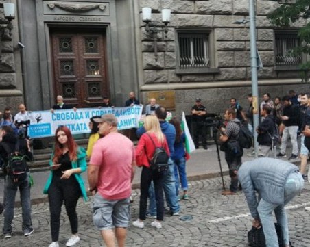 Протестиращи блокираха ЦИК