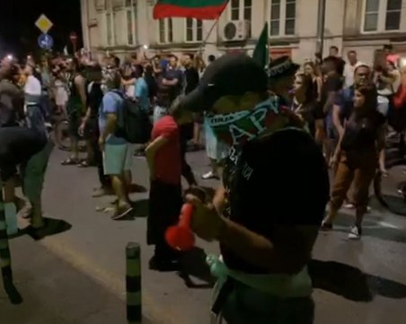 Протестиращите замерят с яйца сградата на МВР, няма да ходят пред Румънското посолство