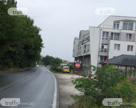 Рекламна табела с формата на знак STOP заблуждава пловдивски шофьори