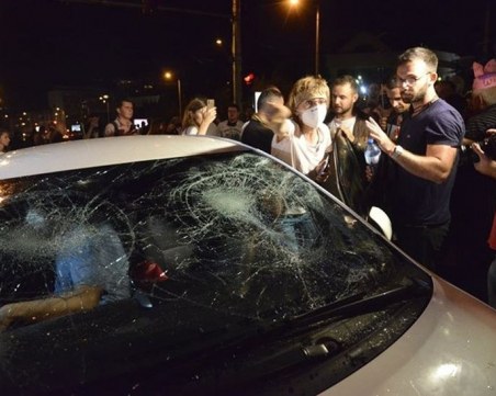 Трима арестувани, след като потрошиха автомобила на майка с деца в София