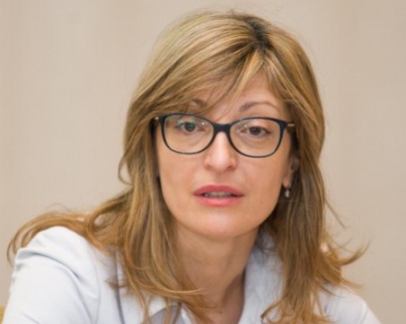 Захариева за президента: С коментарите за Конституцията отново показа, че не е обединител