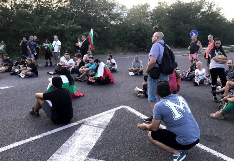 Нова блокада на основен път, протестиращи седнаха да четат книги на пътя Стара Загора – Хасково