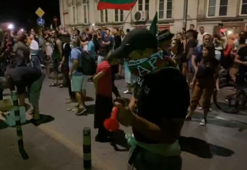 Протестиращите замерят с яйца сградата на МВР, няма да ходят пред Румънското посолство
