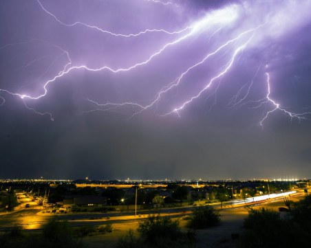Гръмотевичните бури продължават, заплашват ни и градушки