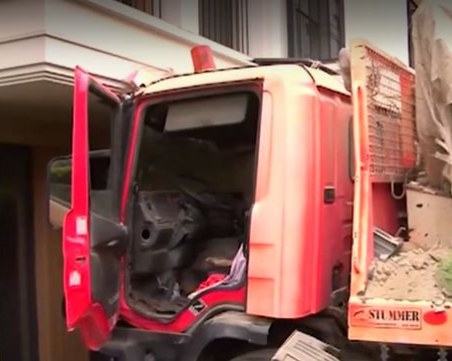 Камион се вряза в жилищна сграда във Варна