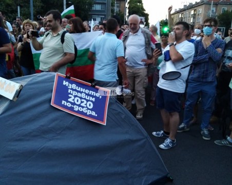 Софиянци пренасят палатковите лагери на пловдивски кръстовища