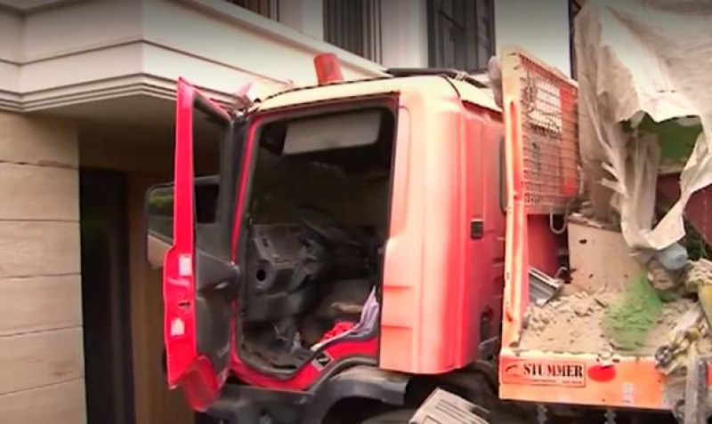 Камион се вряза в жилищна сграда във Варна