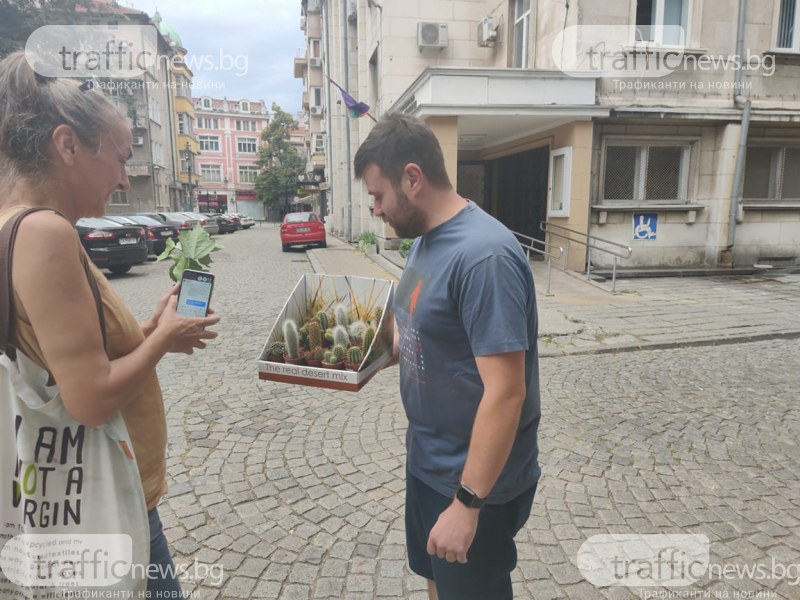 Неуспешно: Протестът пред полицията пропадна- дойдоха само двама