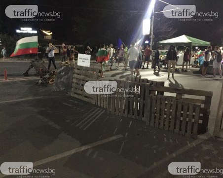 Блокираха моста на Панаира с палети и автомобилни гуми