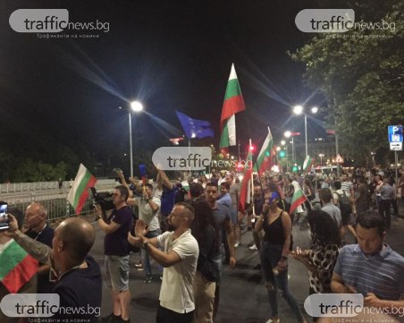 Напрежение! Хората на Минеков блокираха бул. 