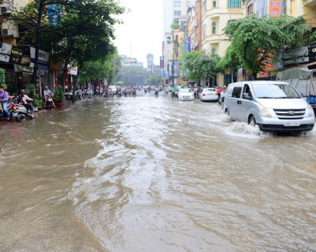 Проливни дъждове отнеха живота на 8 души в Северен Виетнам