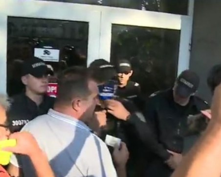 Протестиращи окупираха КПКОНПИ, искат среща с Цацаров