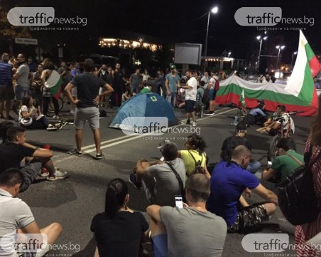 Протестиращи разпънаха палатки пред Панаира