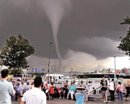 Торнадо се изви в морето край Истанбул