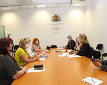 Ваучери от 100 лв. получават децата за екскурзии в страната