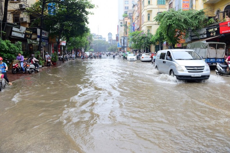 Проливни дъждове отнеха живота на 8 души в Северен Виетнам