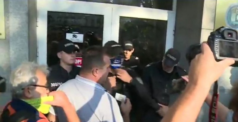 Протестиращи окупираха КПКОНПИ, искат среща с Цацаров