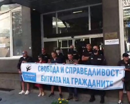 Демонстранти блокираха сградата на БНТ