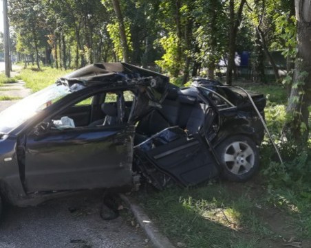 Кола се заби в уличен стълб, 18-годишно момче загина на място